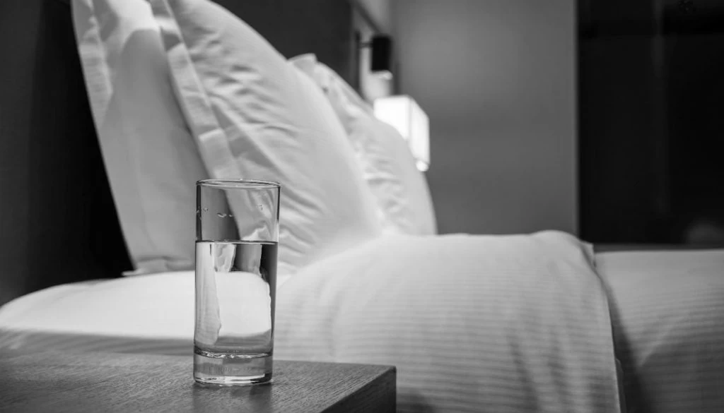 Το νερό που μένει στο ποτήρι για πολλές ώρες εμπεριέχει σοβαρούς κινδύνους για την υγεία – Δείτε γιατί